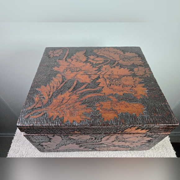 Vintage Pyrography Box - Picture 3 of 12